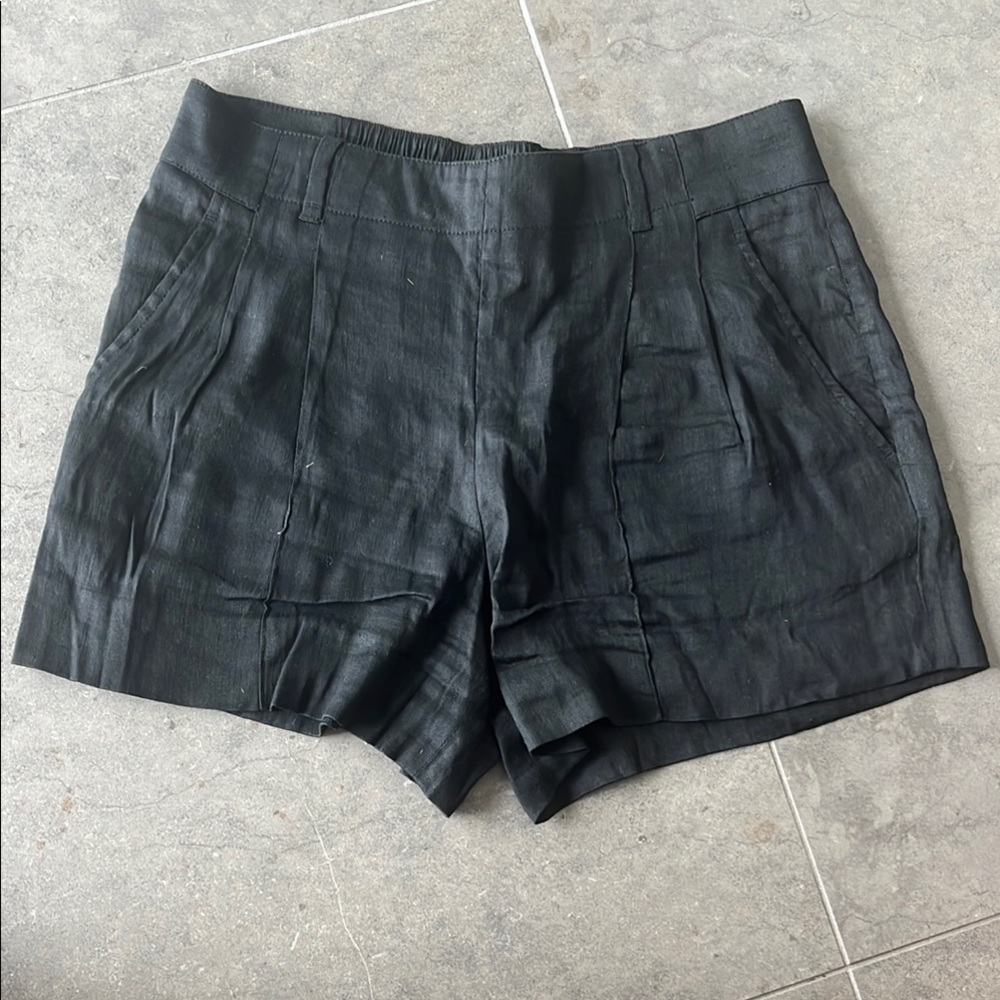 Vince linen blend pleated pull on shorts with rear elastic waistband.  Size 4